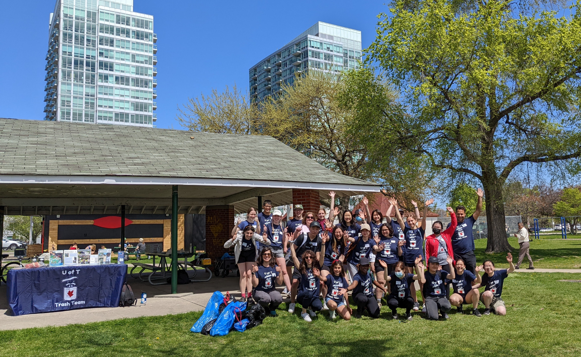 Une photo de la Trash Team de l'Université de Toronto et de ses bénévoles lors d'un nettoyage.
