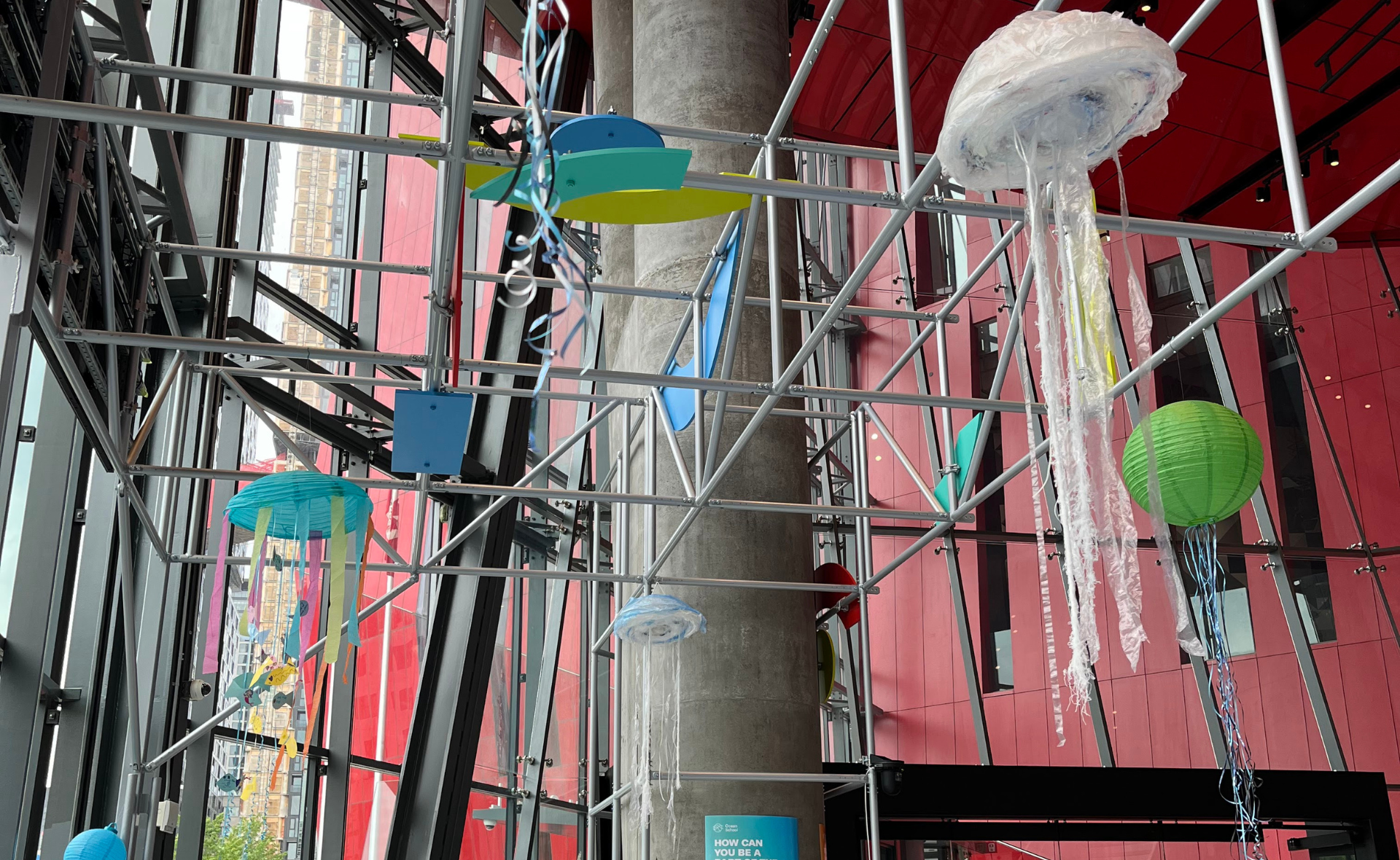 Dans le hall des bureaux de l’ONF, des méduses fabriquées de plastique sont suspendues à des échafauds.