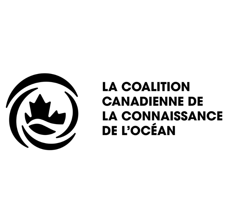 Le logo de la Coalition canadienne sur la littératie océanique. À gauche, on trouve un graphique représentant une feuille d'érable entourée de vagues. À droite, le nom de l'organisation est écrit en lettres majuscules.