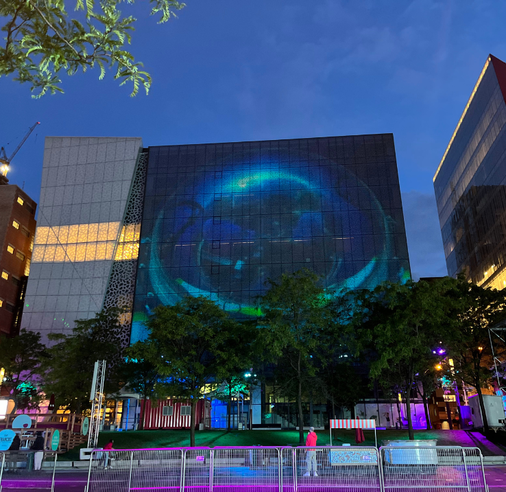Photo des projections de vidéos de l’École de l’Océan sur l’édifice Wilder dans le Quartier des Spectacles à Montréal