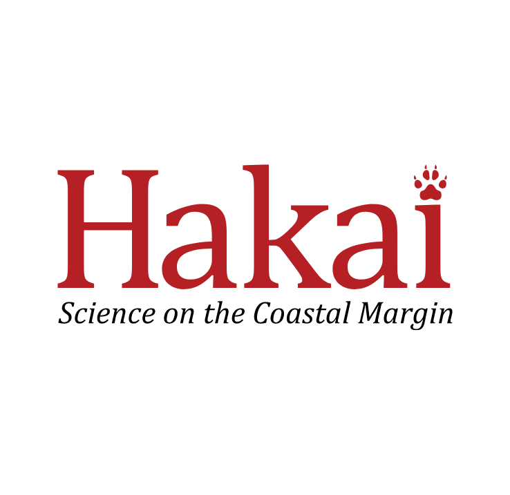Le logo de l'Institut Hakai. Le logo est écrit en anglais. Le texte dit Hakai,"science sur la marge côtière".
